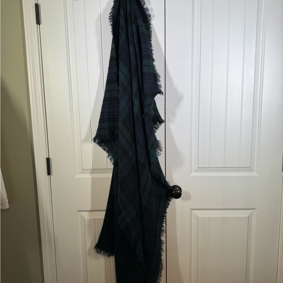 Plaid Green and Black Women's Shawl - Picture 5 of 8